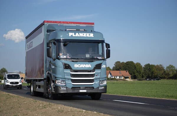 Planzer_Lkw_Ueberlandstrasse_bearbeitet