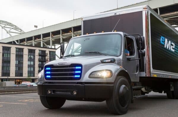 Kunden für Testflotte in den USA: Penske Truck Leasing und NFI Industries testen ab Ende 2018 erste elektrische Freightliner-ModelleCustomers for test fleet in the US: Penske Truck Leasing and NFI Industries starting to test the first fully electric Fre