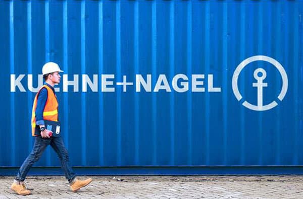 Kuehne-Nagel_Container-Mitarbeite_bearbeitet
