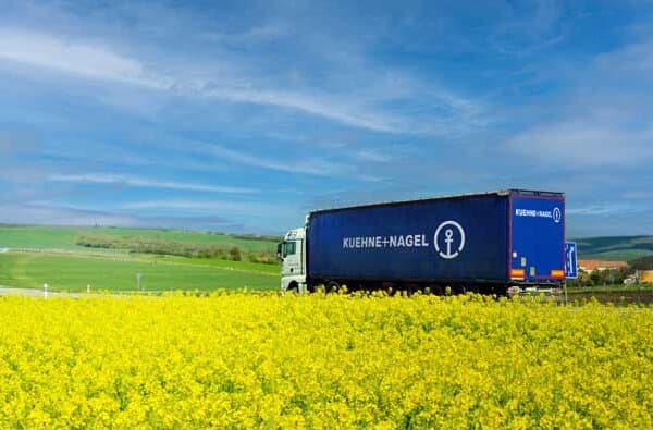 Kuehne-Nagel_Lkw-Rapsfeld_bearbeitet