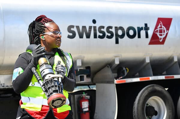 Swissport_Mitarbeiterin-Flughafen_bearbeitet