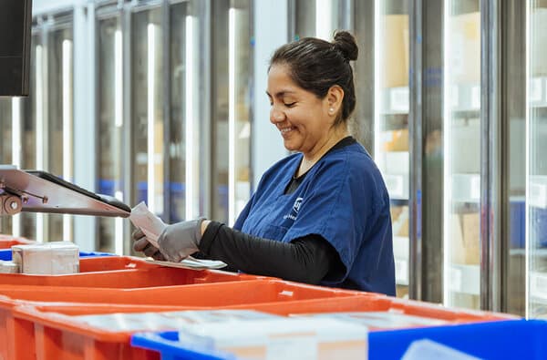 UPS_Healthcare_Mitarbeiterin_bearbeitet