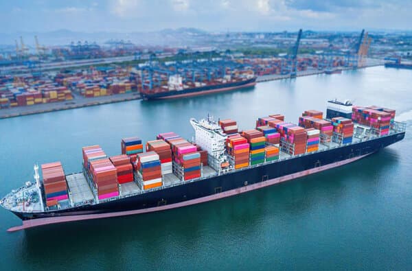 Kuehne-Nagel_Containerschiff_bearbeitet