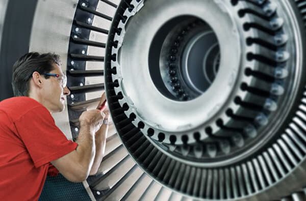 SR-Technics_Triebwerkwartung_bearbeitet