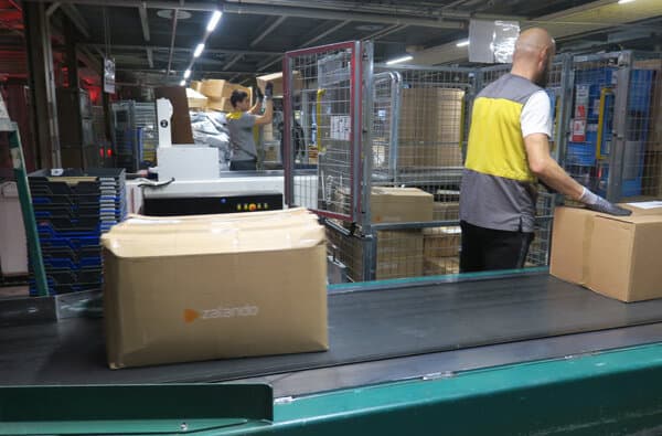 Schweizerische-Post_Pakete-Mitarbeiter-Haerkingen_Bild-Altermatt_bearbeitet