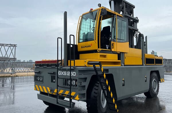Baumann-Sideloaders-Srl_Seitenstapler-GXS-250_Bild-01_bearbeitet