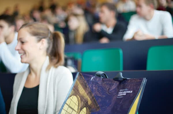 Bildung_Hochschule-Luzern-HSLU_Studierende-Medienschaffende-Hoersaal_bearbeitet