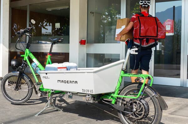 City_Logistik_Swissconnect_Lieferung-in-Innenstadt-Vevey-mit-Cargo-Bike_bearbeitet