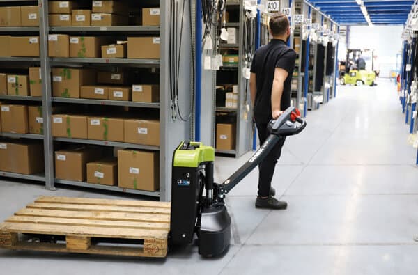 Clark_WPio18_Niederhubwagen_Einsatz_05_bearbeitet