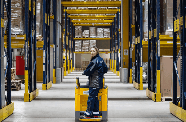 Dachser_Mitarbeiterin-Stapler-Lagerhaus_bearbeitet