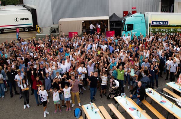 Fiege-Logstik-Schweiz-150-Jahre-Gruppenfoto_bearbeitet