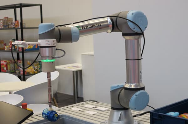 Fraunhofer-IPA_Roboter-Logimat-2023_Bild-Altermatt_bearbeitet