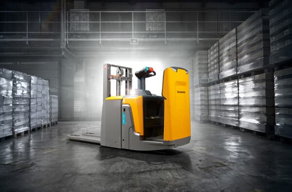 Jungheinrich_E-Stapler_ERD-120_220-in-Lagerhalle_bearbeitet