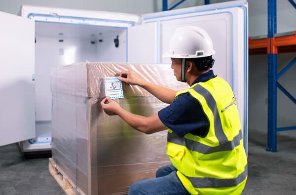 Kuehne-Nagel_Etikettieren-ULD-Container_bearbeitet