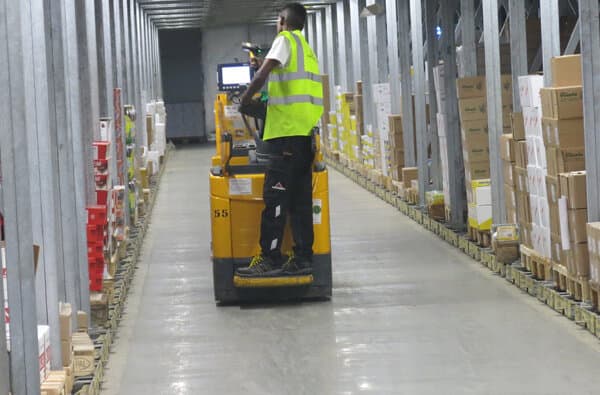 Logistik_Lagerhaeuser-Aarau_Lager-Mitarbeiter_bearbeitet