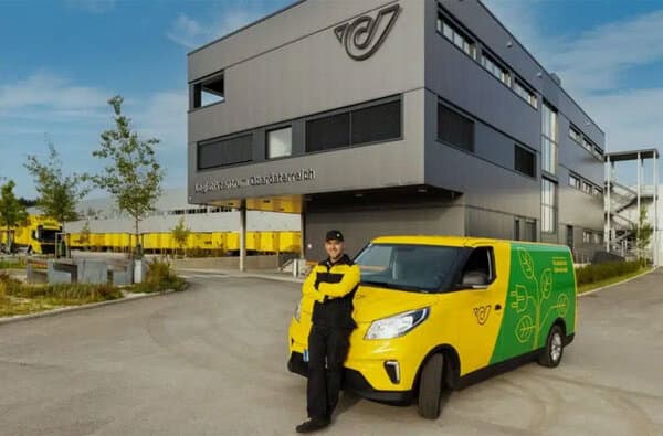 Oesterreichische-Post_Zusteller-E-Auto_bearbeitet