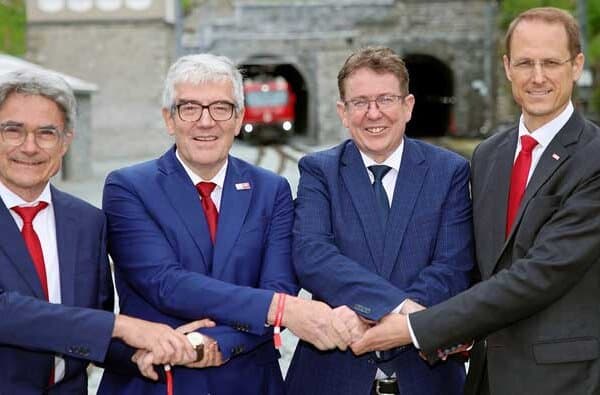 Rhaetische-Bahn_Eroeffnung_Albulatunnel_Gruppenbild_bearbeitet