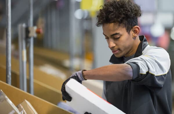 Schweizerische-Post_Mitarbeiter-Paket_bearbeitet