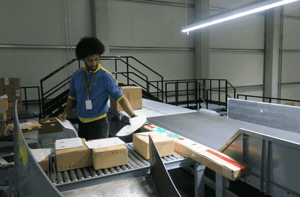 UPS_Buelach-Mitarbeiter_Quelle-Robert-Altermatt_bearbeitet