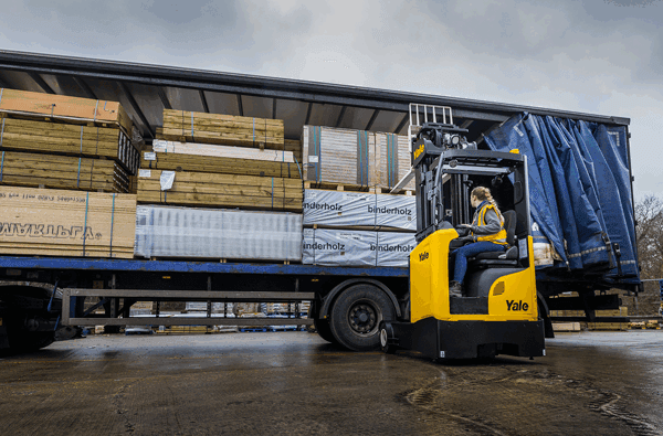 Yale-MRO16-20-OutdoorReach-Truck-UnloadingLorry_bearbeitet