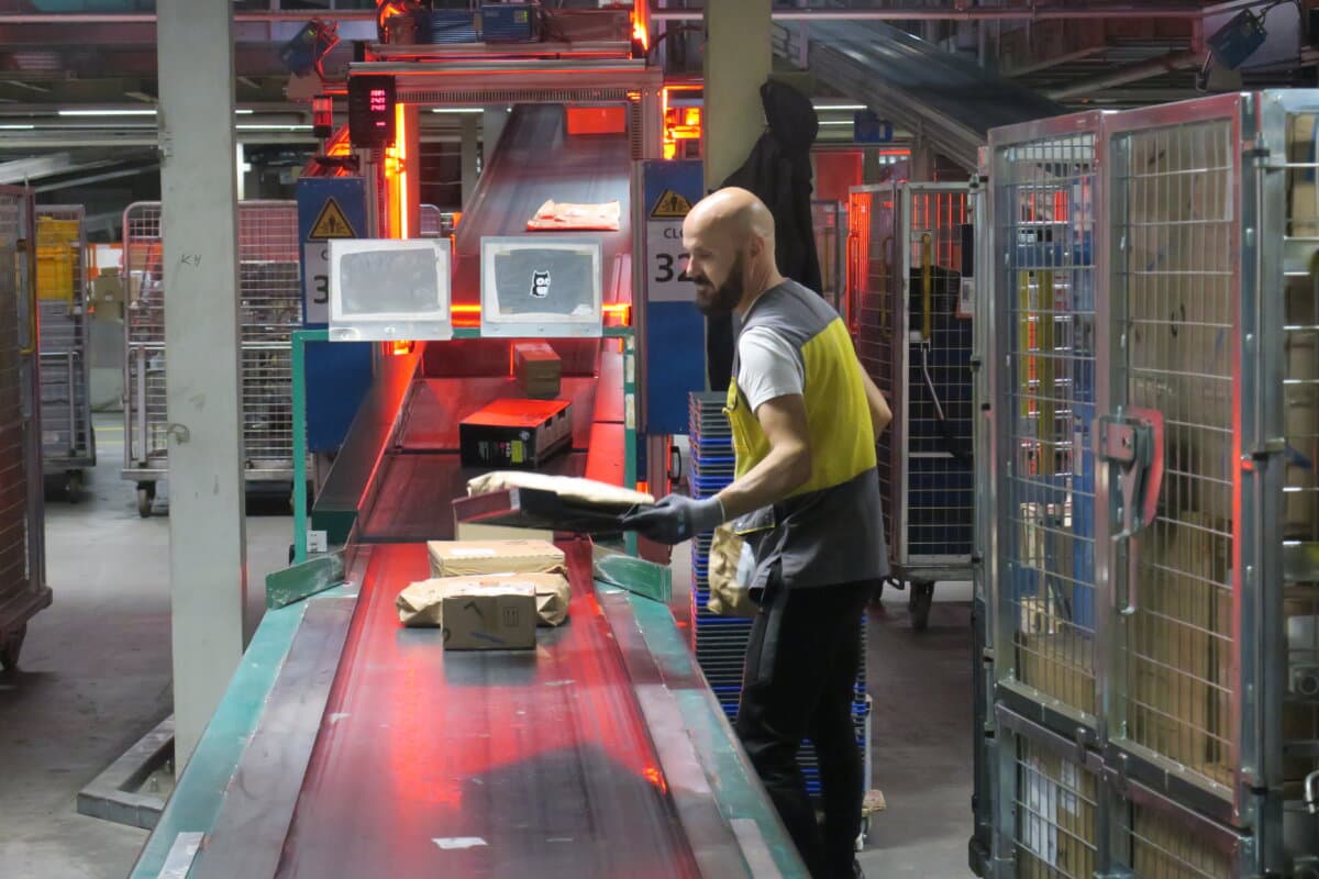 Schweizerische Post Paketsortierung Haerkingen