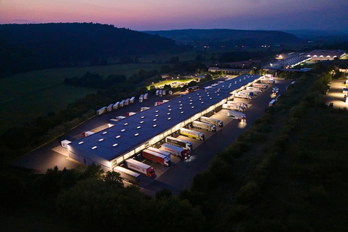 Online Systemlogistik Zentral-Hub bei Nacht