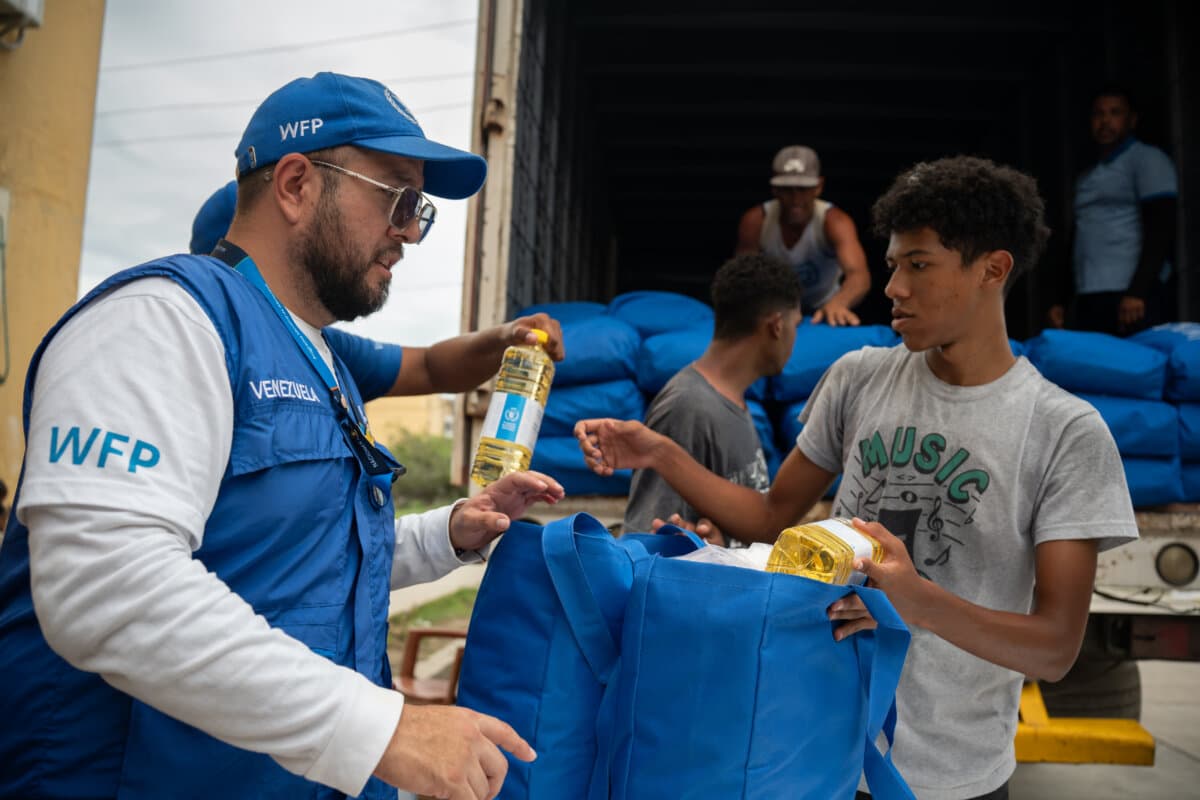 In the photo: WFP Freddy Parada delivering food baskets
On the evening of 24 June 2026, two powerful earthquakes struck north-central Venezuela in rapid succession, with epicenters near Morón (Carabobo state) and Yumare (Yaracuy state), approximately 170 kilometres west of Caracas. The tremors — the largest to hit Venezuela in over a century — were felt across the country and as far as Colombia and the Caribbean. Building collapses, infrastructure damage, and widespread displacement have been reported across La Guaira, Miranda, Aragua, Falcón, Carabobo, and the Capital District. Maiquetía International Airport sustained severe structural damage and remains closed. Acting President Delcy Rodríguez declared a constitutional state of emergency, activated national emergency protocols, and announced a reconstruction fund. The government has identified La Guaira as the hardest-hit state. The full scale of humanitarian need is still emerging, with search and rescue operations ongoing and entire communities yet to be reached.
WFP has maintained continuous operations in Venezuela since 2021, establishing itself as the backbone of the country's humanitarian food security response. Over five years, WFP has built deep operational presence, supply chains, and institutional relationships across 12 states — including in areas now at the center of the earthquake response. That foundation, built through years of sustained commitment to the Venezuelan people, positions WFP to respond with speed, reach, and credibility at one of the most critical moments the country has faced in a generation.